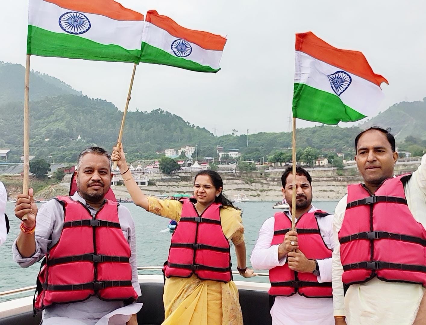देशभक्ति के रंग में रंगी टिहरी झील, तिरंगे के साथ गूंजे भारत माता की जय के जयकारे