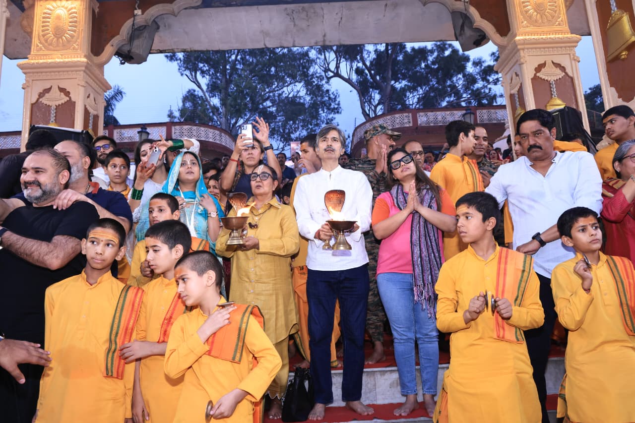 पद्म श्री जसपिंदर नरूला दर्शनार्थ आयी परमार्थ निकेतन गंगा आरती में किया सहभाग