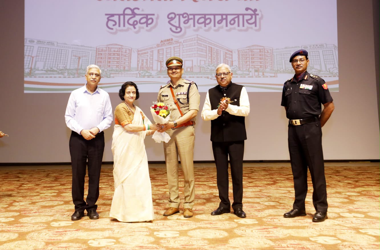 स्वतंत्रता दिवस पर एम्स ऋषिकेश प्रशासन ने पुलिस टीम को किया सम्मानित
