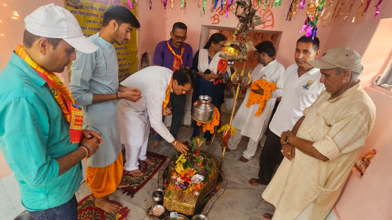 कमलेश्वर महादेव मंदिर में विशाल भंडारे में शामिल हुए डॉ. प्रेमचंद अग्रवाल