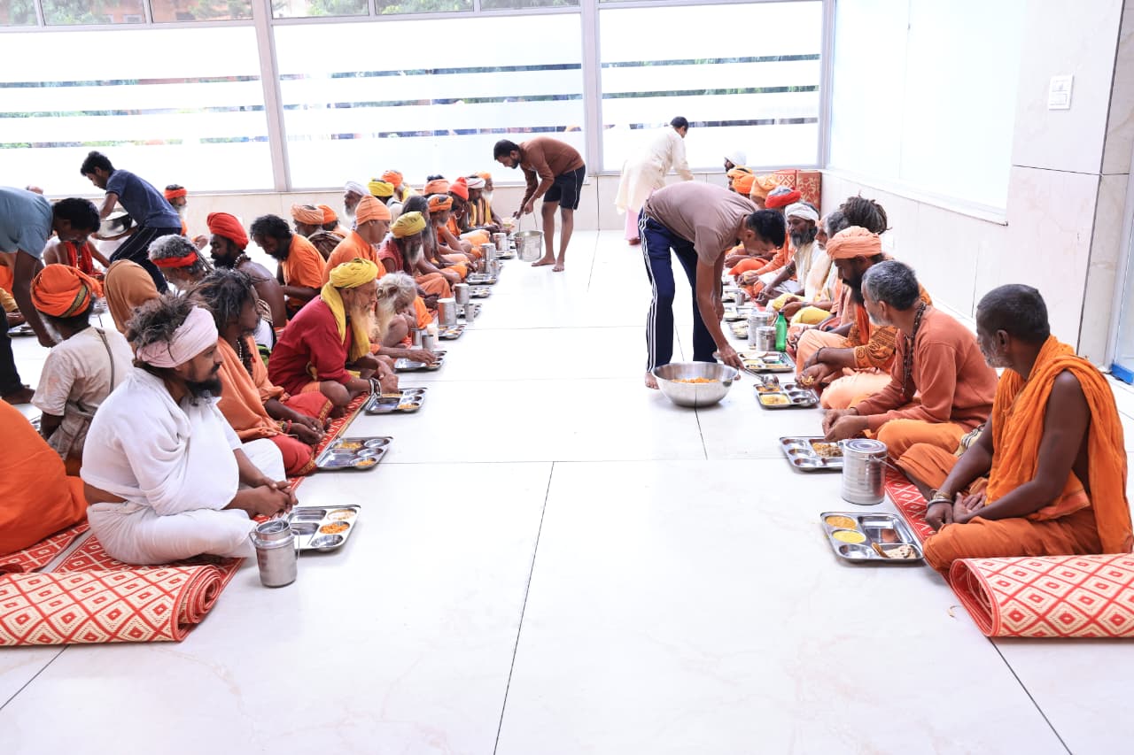 परमार्थ निकेतन में साधु-संतों और निराश्रितों के लिए भंडारा बना मानसून में अनेकों का सहारा