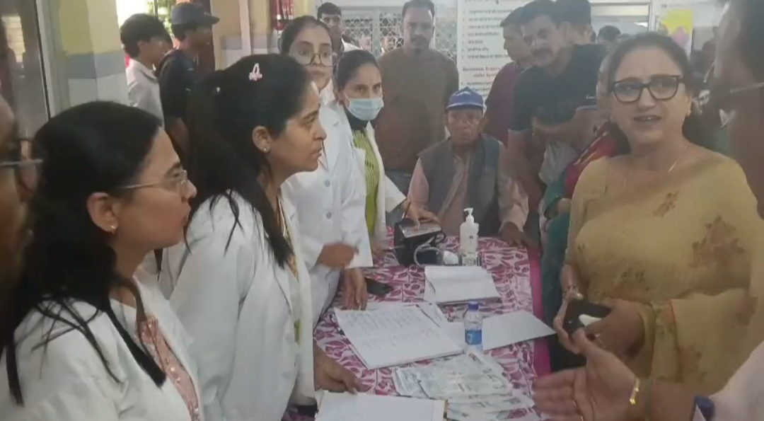 जिला चिकित्सालय बौराड़ी में आयोजित स्वास्थ्य शिविर में 800 से अधिक लोगों ने कराया पंजीकरण