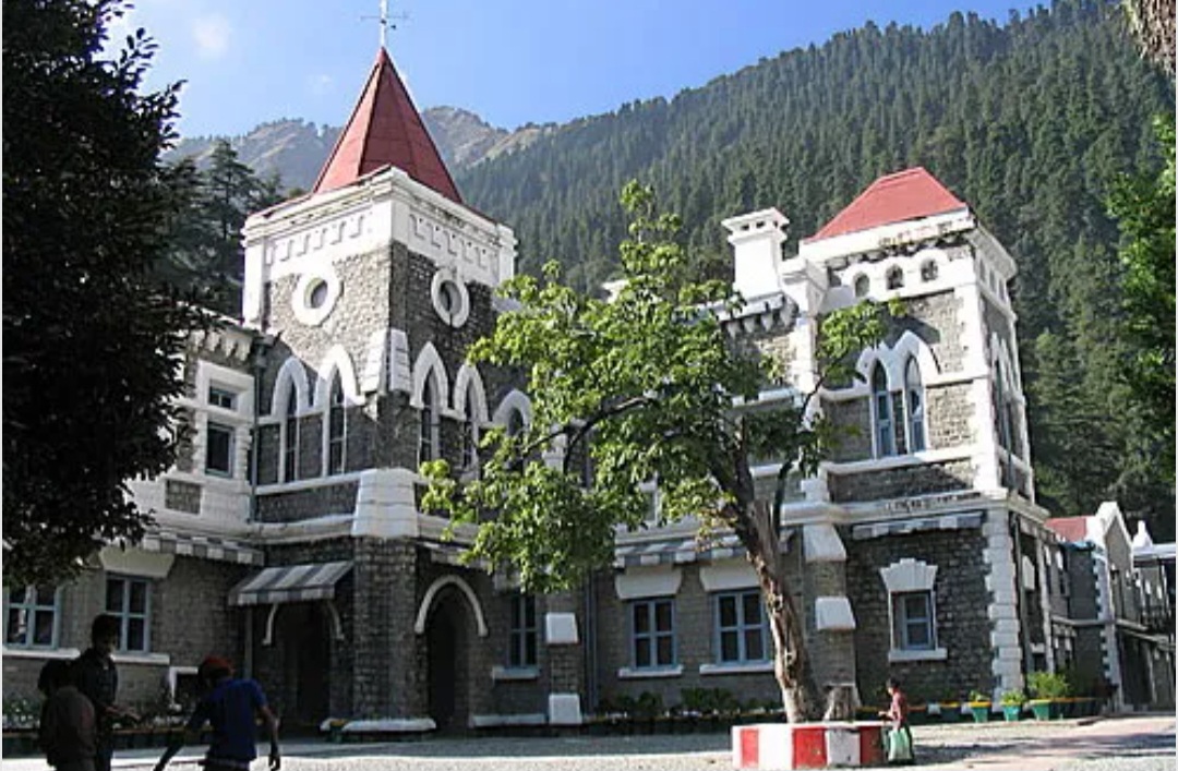 सरोजबाला रावत द्वारा आपराधिक मुकदमा दर्ज होने के उपरांत दबाब बनाने के आशय से लगाये गए थे पुलिसकर्मियों पर झूठे आरोप