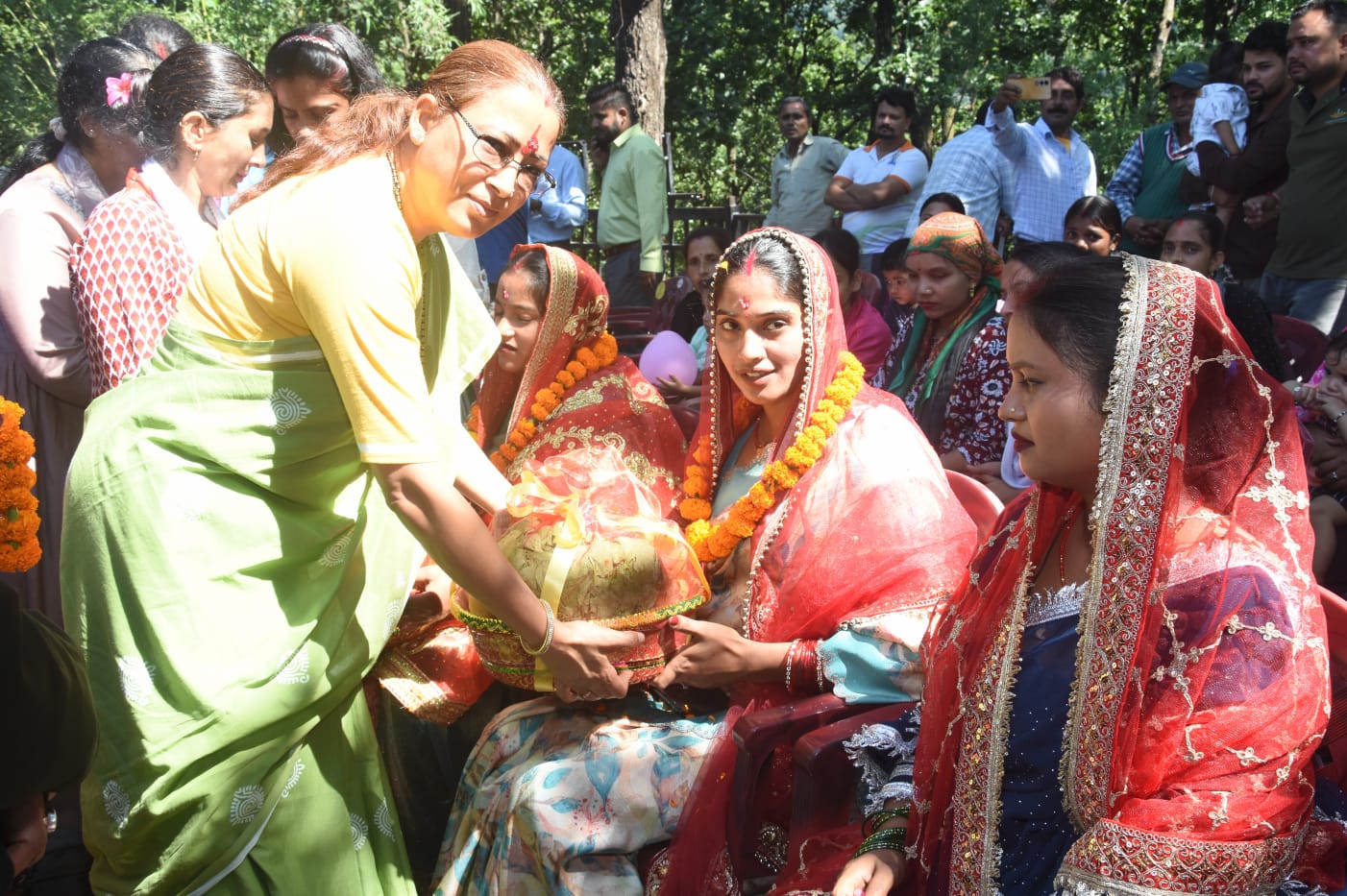 नरेन्द्रनगर के ओणी गांव में आयोजित हुआ आंगन का मिलन कार्यक्रम, मंत्री रेखा आर्या ने किशोरियों, माताओं और नन्हे-मुन्ने बच्चों से किया संवाद,