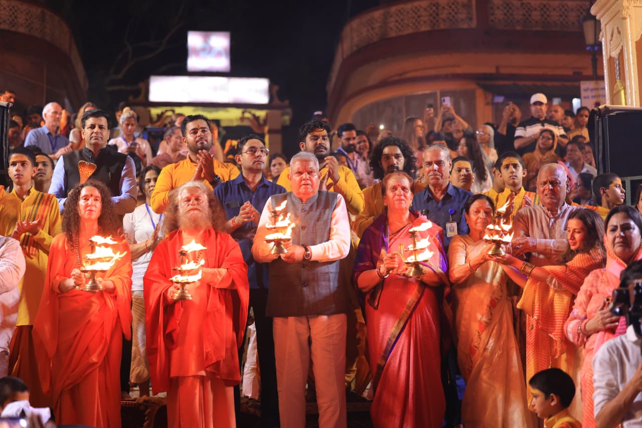 परमार्थ गंगा आरती में शामिल हुए पूर्व उपराष्ट्रपति जगदीप धनखड़ विश्वशांति और मानव कल्याण हेतु  प्रार्थना की
