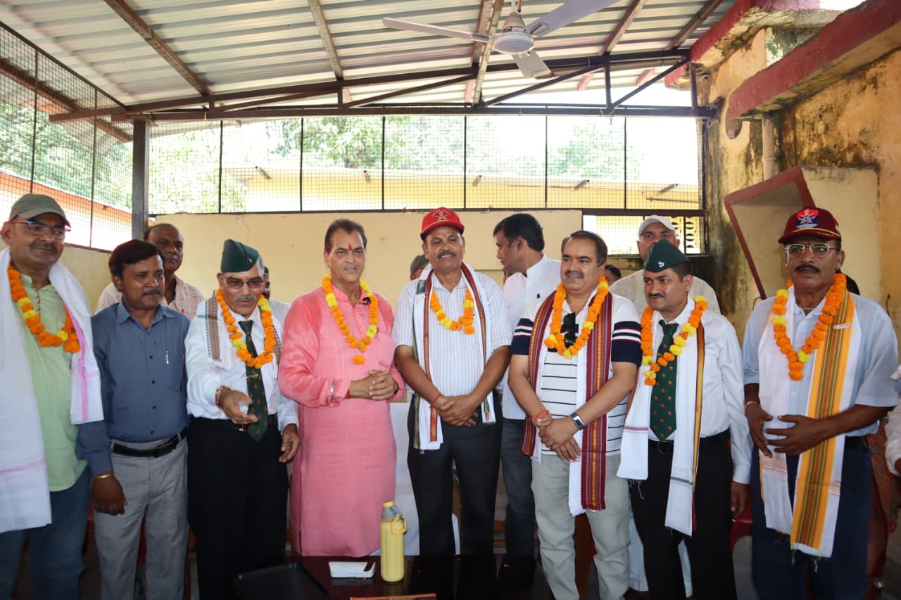डॉ. प्रेमचंद अग्रवाल ने माल्यार्पण एवं मिष्ठान खिलाकर किया सम्मान, सैनिकों के शौर्य को किया नमन
