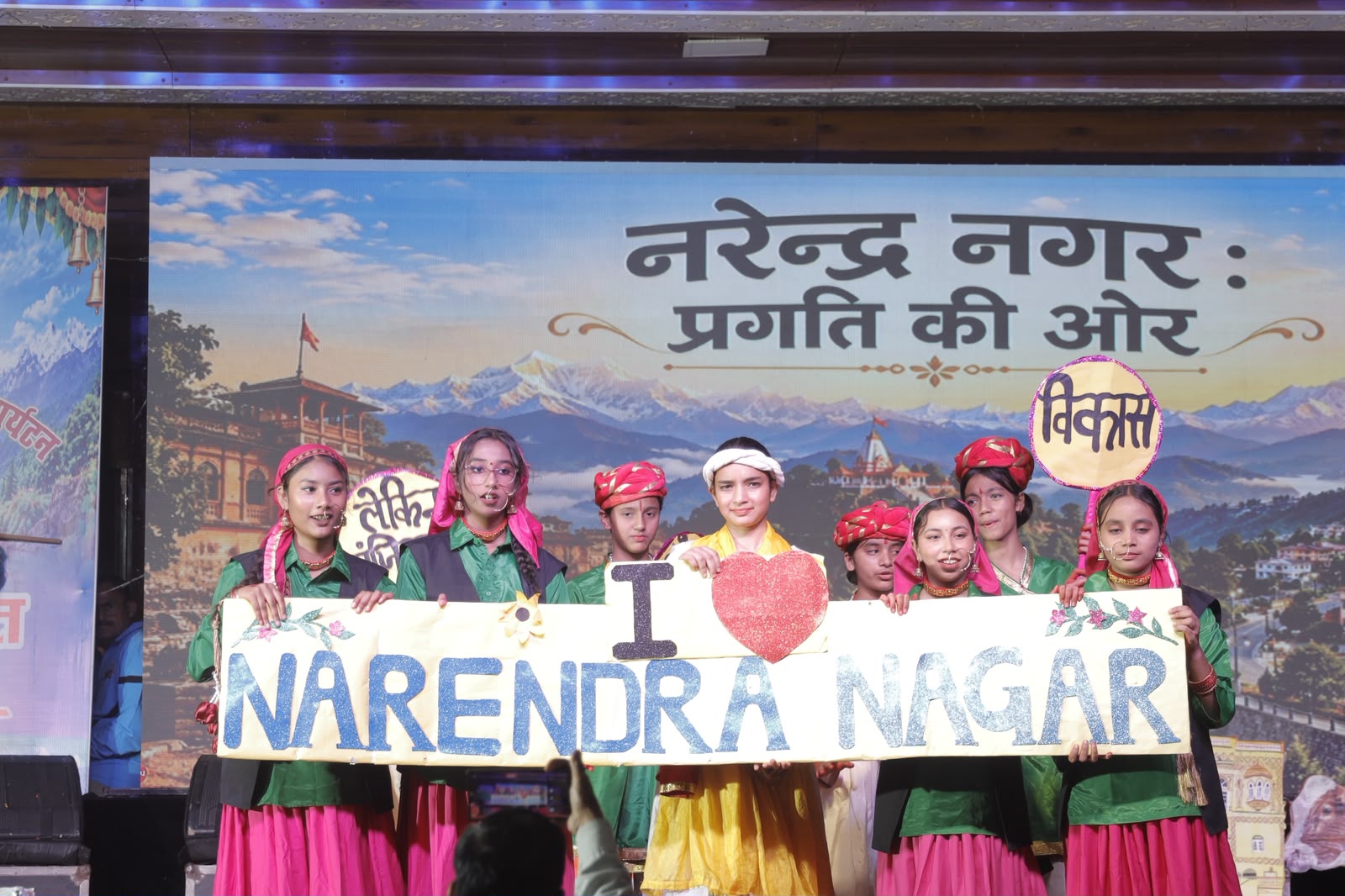 कुंजापुरी मेले की दूसरी सांस्कृतिक संध्या में स्कूली बच्चों ने बिखेरा प्रतिभा का जलवा, सुबह पांच बजे तक डटे रहे दर्शक