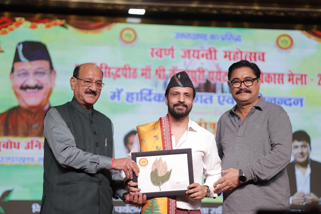 अजय चौहान और अजू तोमर के गीतों पर देर रात तक झूमे दर्शक, कैबिनेट मंत्री सुबोध उनियाल ने कलाकारों को किया सम्मानित
