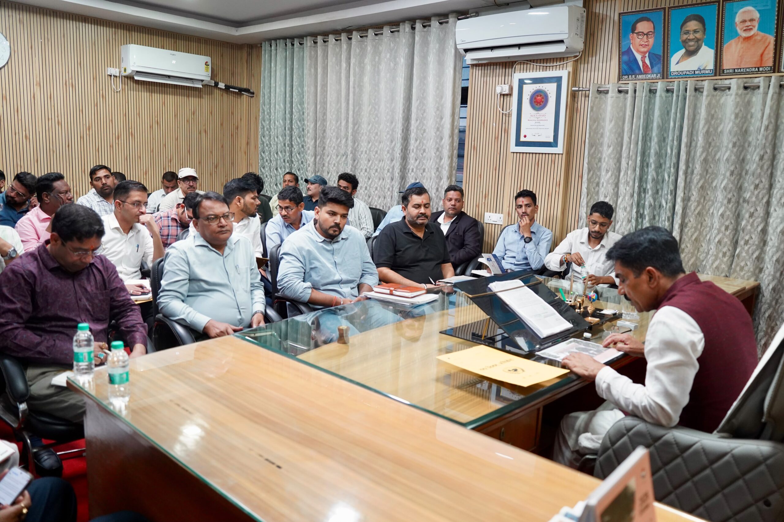 नगर निगम ऋषिकेश में निर्माणाधीन भवन, पार्किंग एवं विभिन्न विकास कार्यों की प्रगति की समीक्षा बैठक संपन्न