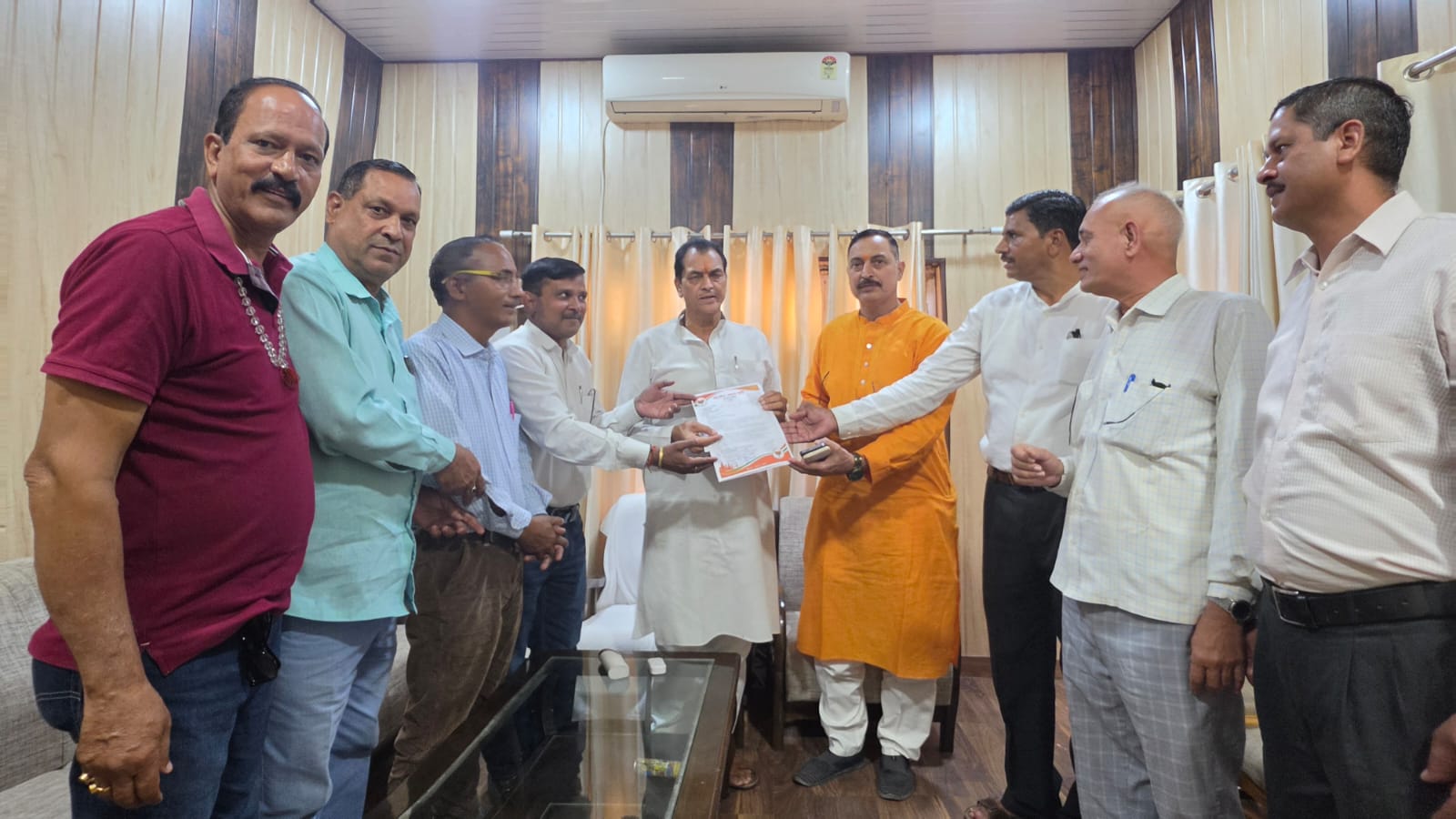 बापू ग्राम वन भूमि प्रकरण को लेकर विधायक डॉ. प्रेमचंद अग्रवाल से मिले संघर्ष समिति के सदस्य