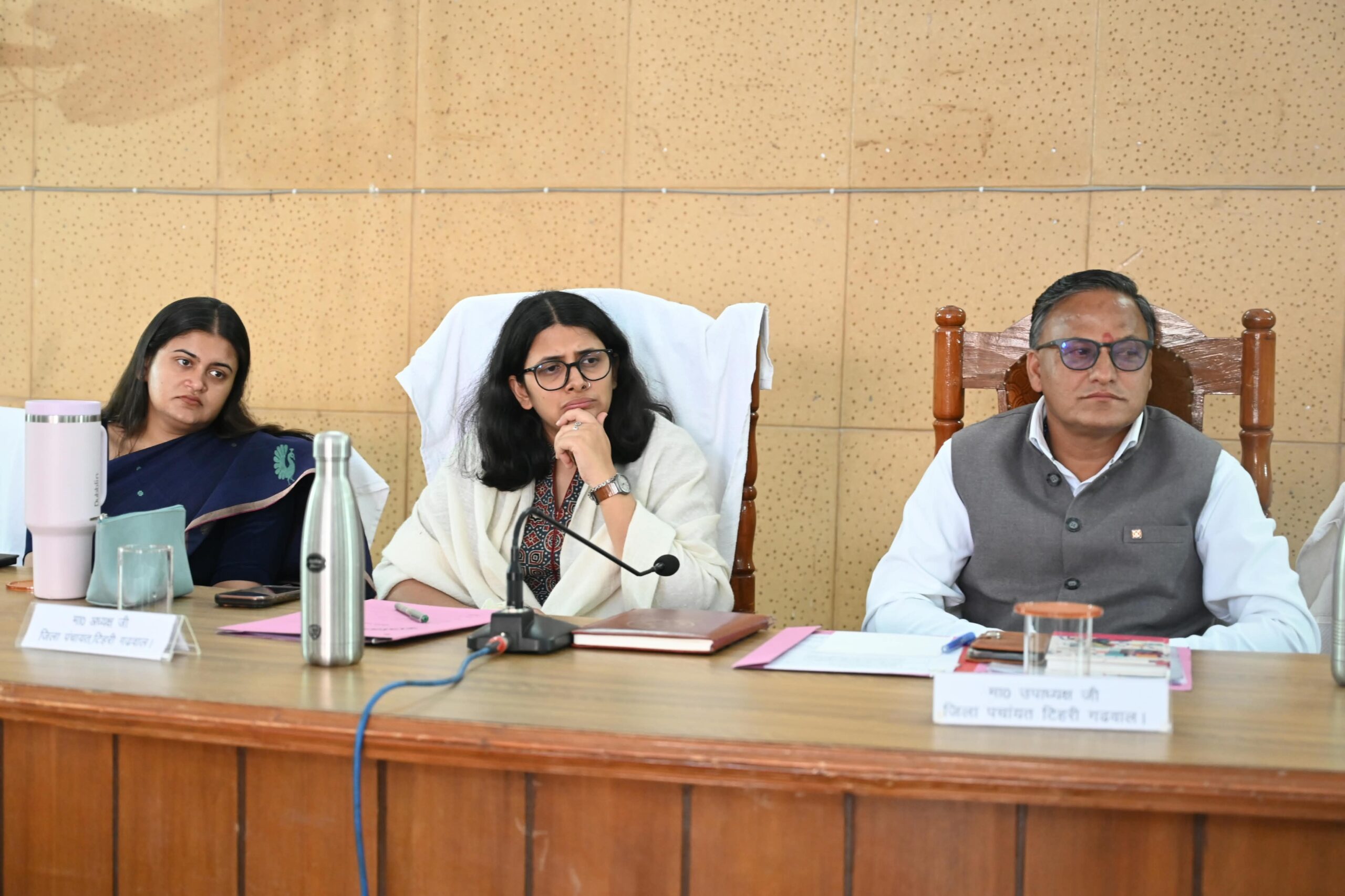 जिला पंचायत की बैठक में स्वास्थ्य, शिक्षा और सड़क सुविधाओं से जुड़ी समस्याएं उठीं